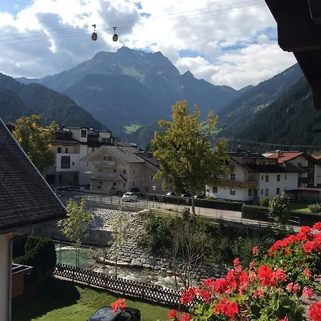 Gaestehaus Laerchenheim Guest house Mayrhofen
